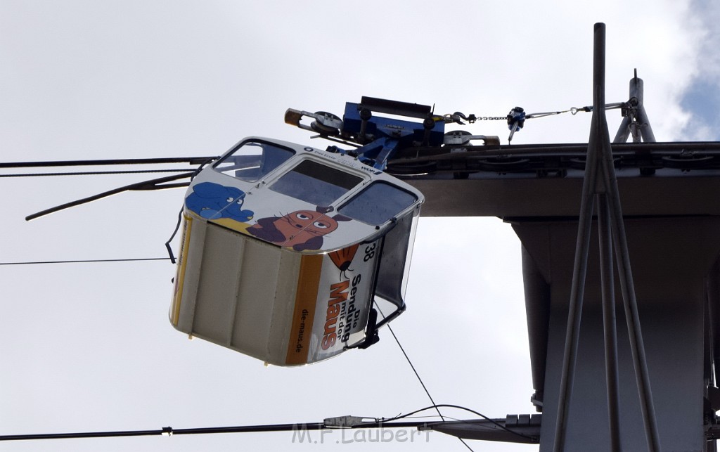 Koelner Seilbahn Gondel blieb haengen Koeln Linksrheinisch P200.JPG - Miklos Laubert